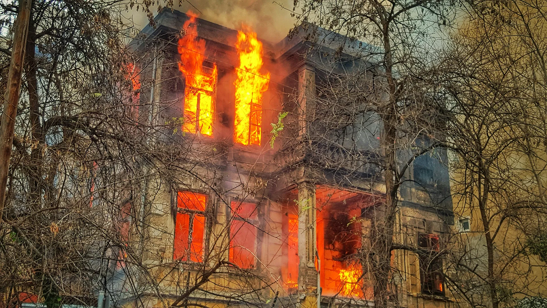 House fire with heavy smoke, illustrating the type of property loss that can lead to a smoke damage insurance claim